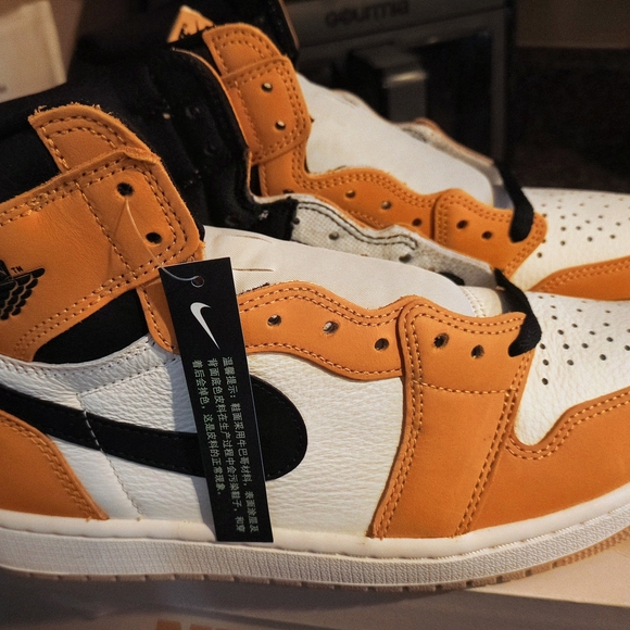 Air Jordan Retro 1 High OG Mens 10 - Picture 4 of 5